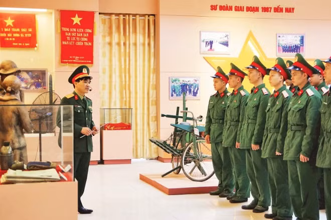 Chiến sĩ Tiểu đoàn 14, Sư đoàn 3 tham quan Nhà truyền thống Sư đoàn.