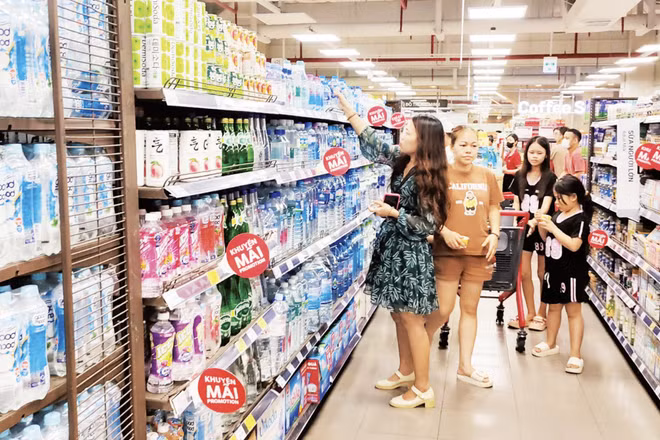 Người tiêu dùng mua sắm hàng hóa tại hệ thống siêu thị Lotte Mart Hà Nội. (Ảnh: TUỆ NGHI)