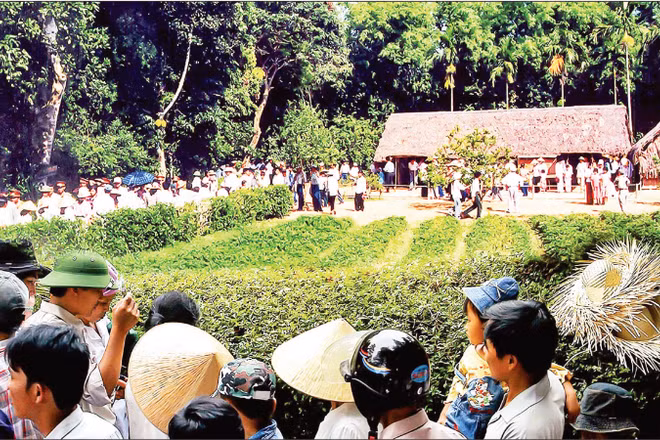 Du khách hành hương về Khu Di tích quốc gia đặc biệt Kim Liên, Nghệ An, dịp Tết Nguyên đán Bính Ngọ.
