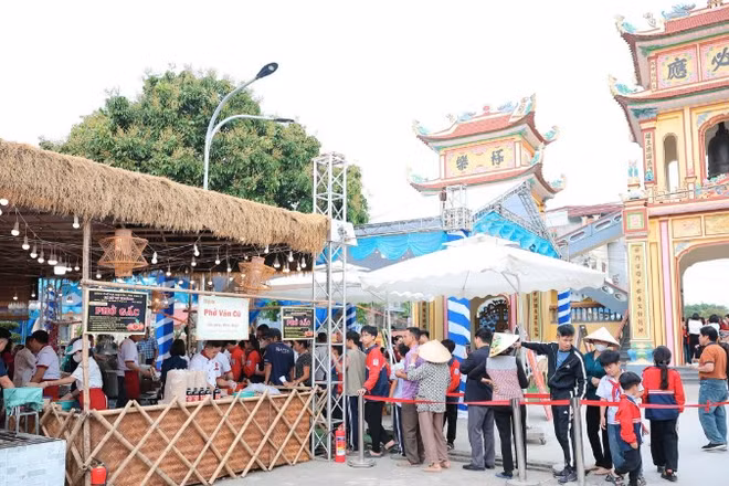 Đông đảo du khách và nhân dân tham dự lễ hội Phở Vân Cù với chủ đề “Về với đình làng Vân Cù-Mở trang di sản”.