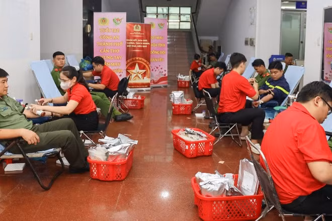 Cán bộ, chiến sĩ Công an thành phố Cần Thơ hiến máu đầu năm 2026.