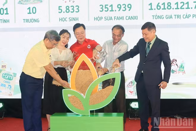 Các đại biểu thực hiện nghi thức khởi động chương trình “Sữa đậu nành học đường” năm học 2026-2027. (Ảnh: HIỂN CỪ)