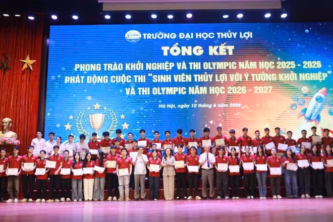 Khen thưởng sinh viên đạt giải khởi nghiệp và Olympic quốc gia. 