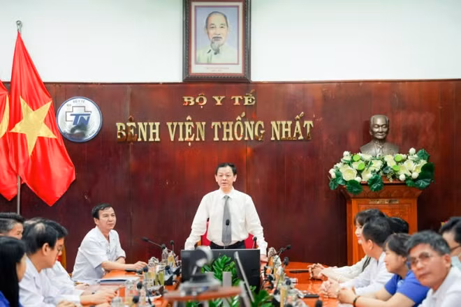 Thứ trưởng Y tế Nguyễn Tri Thức làm việc tại Bệnh viện Thống Nhất. (Ảnh: Bệnh viện cung cấp)