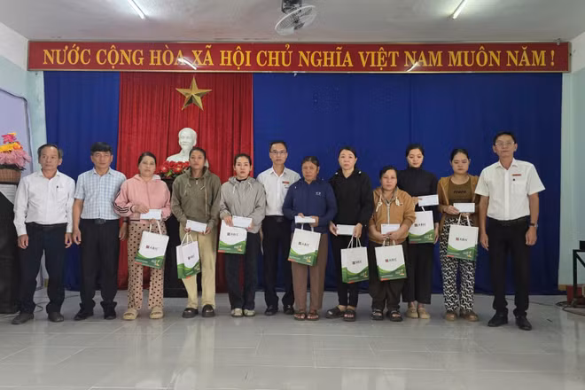 Lễ trao hỗ trợ an sinh cho thân nhân 19 gia đình ngư dân tàu cá QNa-90859-TS còn mất tích (Nguồn: ABIC)