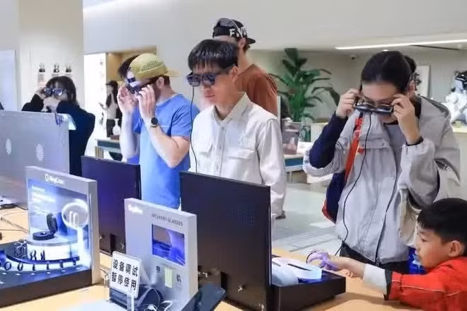 Khách hàng trải nghiệm kính thông minh ở một cửa hàng tại thành phố Thâm Quyến, tỉnh Quảng Đông, Trung Quốc. (Ảnh: Tân Hoa xã)
