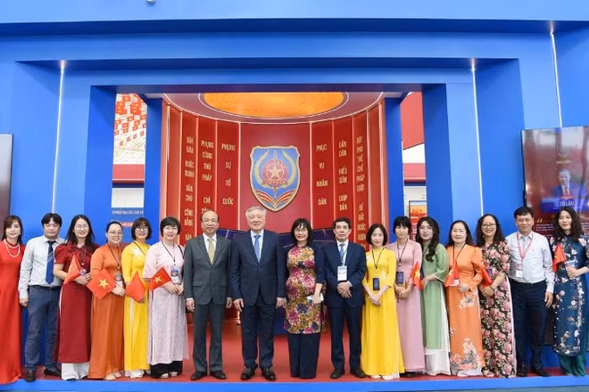 Phó Thủ tướng Thường trực Chính phủ Nguyễn Hoà Bình, Chủ tịch Viện Hàn lâm Khoa học xã hội Việt Nam Phan Chí Hiếu chụp ảnh lưu niệm cùng lãnh đạo và cán bộ của Bộ Tư pháp tại Triển lãm. (Ảnh: TH)