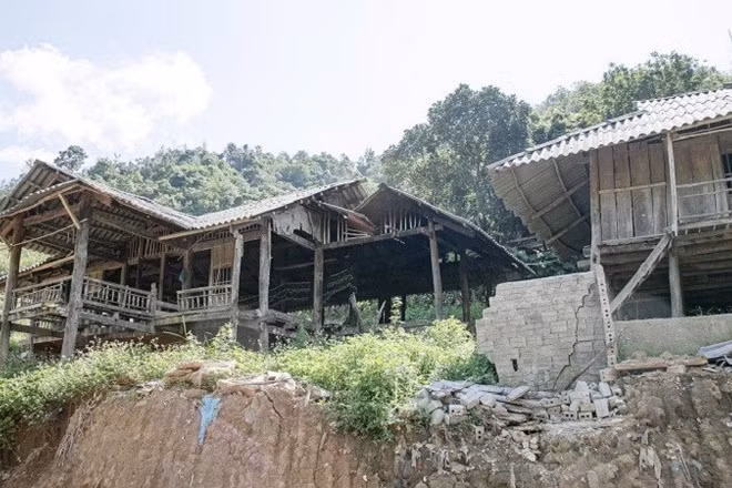 Gần một năm nay, ở bản Bắng Chộc, xã Na Son, tỉnh Điện Biên có nhiều gia đình đồng bào dân tộc Thái đã không còn ở trong ngôi nhà của họ vì nỗi lo sạt trượt luôn hiện hữu.