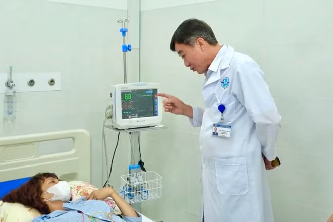 Những du khách là bệnh nhân suy thận mạn được lọc máu tại Trung tâm y tế Quân dân y Đặc khu Côn Đảo.