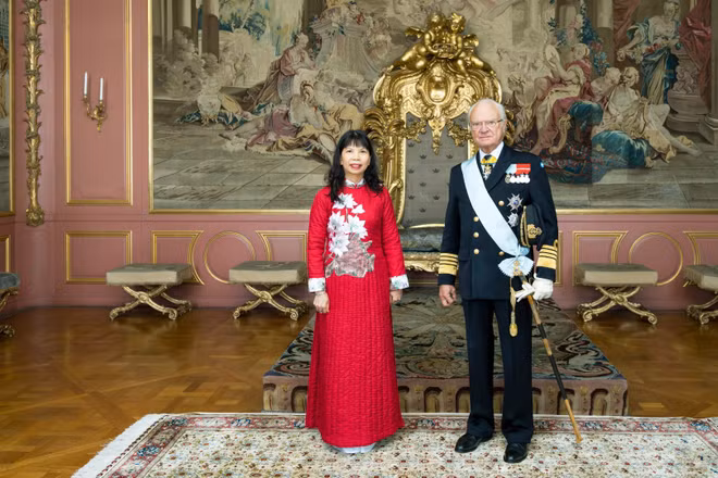 Đại sứ Phạm Thị Kim Hoa trình Quốc thư lên Nhà vua Thụy Điển Carl XVI Gustaf. (Ảnh: Đại sứ quán Việt Nam tại Thụy Điển)