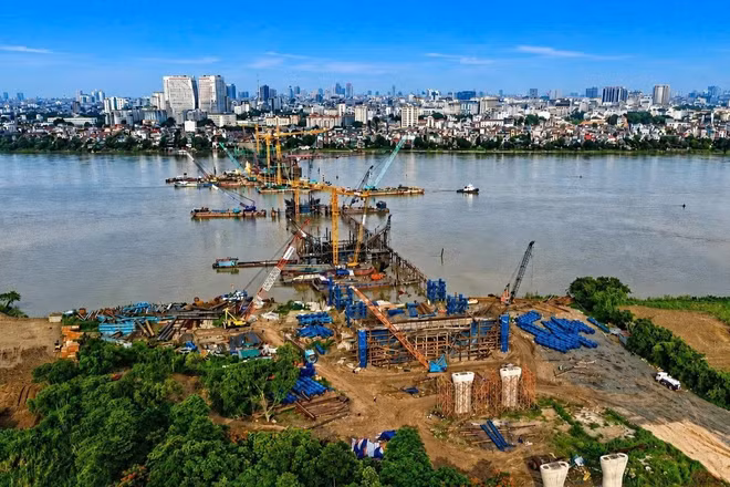 Các đơn vị thi công xây dựng cầu Trần Hưng Đạo (Hà Nội) đang tăng tốc để hoàn thành công trình vào quý II/2027. (Ảnh: ĐẠT PHƯƠNG)