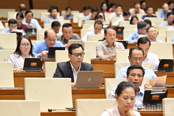 Quốc hội thảo luận ở hội trường về dự án Luật Dầu khí (sửa đổi). (Ảnh: THỦY NGUYÊN)