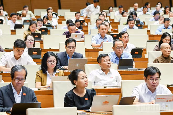 Đại biểu Quốc hội làm việc tại hội trường. (Ảnh: DUY LINH)