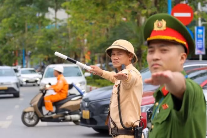 Lực lượng Cảnh sát giao thông Hà Nội bố trí tối đa lực lượng phân luồng, điều tiết giao thông. (Ảnh: Công an Hà Nội)
