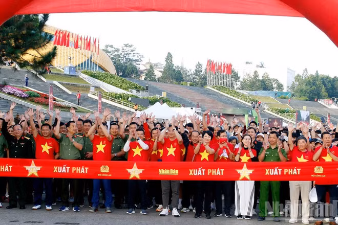 Lãnh đạo tỉnh Lâm Đồng thực hiện nghi thức xuất phát chương trình "Cùng Việt Nam tiến bước" năm 2025 trên địa bàn. (Ảnh: Mai Văn Bảo)