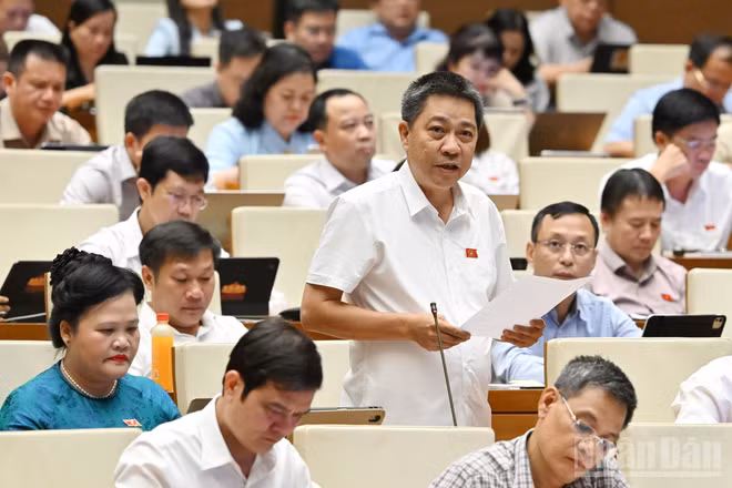 Đại biểu Nguyễn Tiến Nam (Đoàn thành phố Huế) phát biểu tại hội trường. (Ảnh: THỦY NGUYÊN)