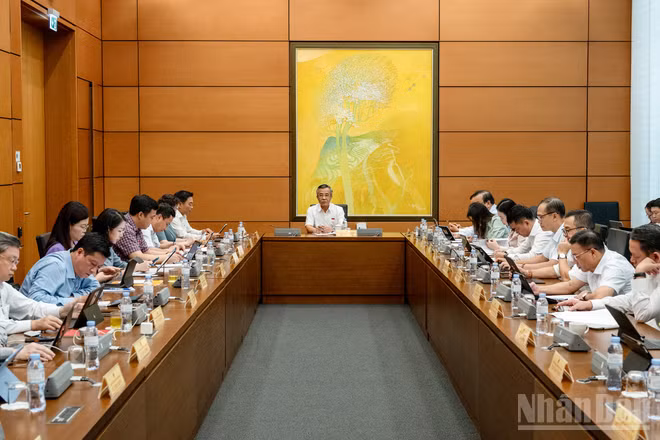 Đại biểu Quốc hội thảo luận tại tổ. (Ảnh: QH)