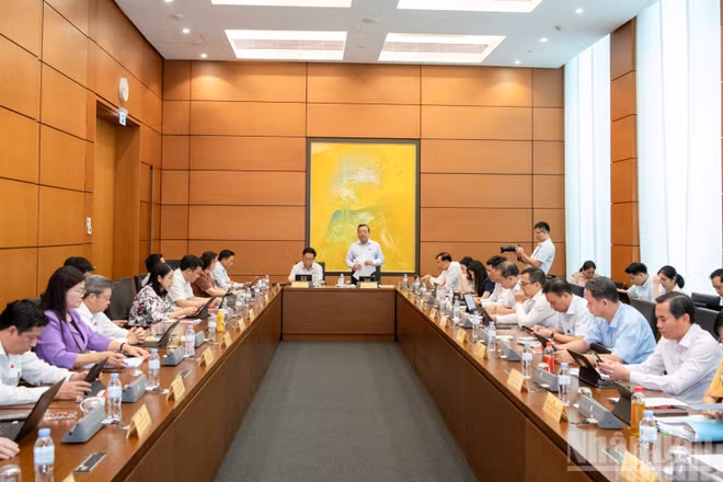 Các đại biểu Quốc hội thảo luận tại tổ. (Ảnh: THỦY NGUYÊN)