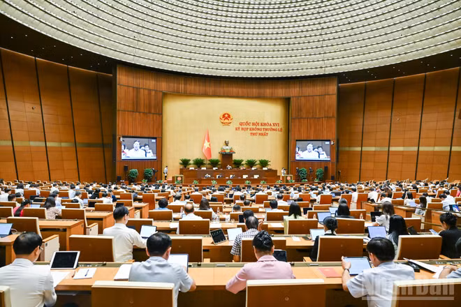 Quốc hội thảo luận tại hội trường về dự án Luật Phổ biến, giáo dục pháp luật (sửa đổi). (Ảnh: DUY LINH)