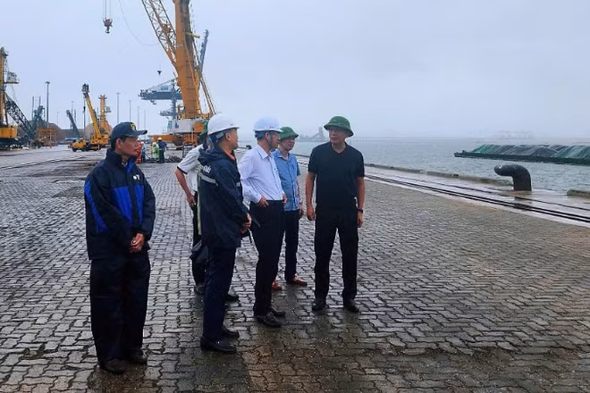 Lãnh đạo Cục Hàng hải và Đường thủy Việt Nam kiểm tra công tác ứng phó bão số 1 tại Hải Phòng.