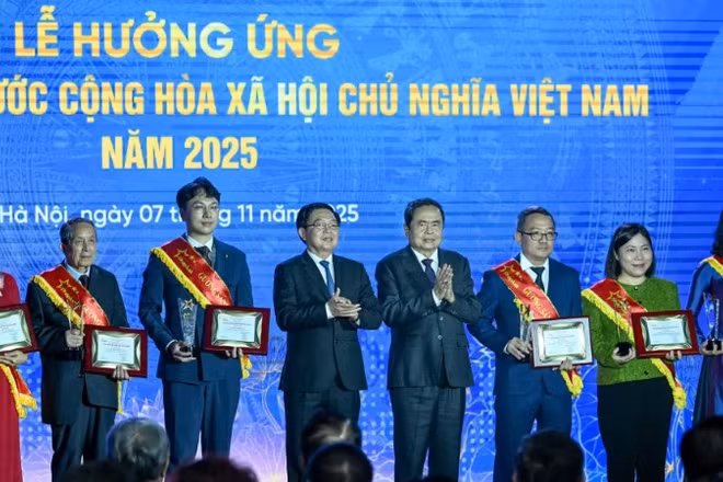 Chủ tịch Quốc hội Trần Thanh Mẫn và Phó Thủ tướng Chính phủ Hồ Quốc Dũng trao biểu trưng tôn vinh Gương sáng pháp luật lần thứ 3. (Ảnh: DUY LINH)
