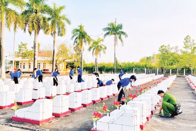 Đoàn viên, thanh niên tỉnh An Giang tổ chức dọn vệ sinh, chăm sóc nghĩa trang liệt sĩ, dâng hương tưởng niệm, phát huy đạo lý “Uống nước nhớ nguồn” và thể hiện sự tri ân sâu sắc đối với các Anh hùng liệt sĩ. (Ảnh: Tỉnh đoàn An Giang)