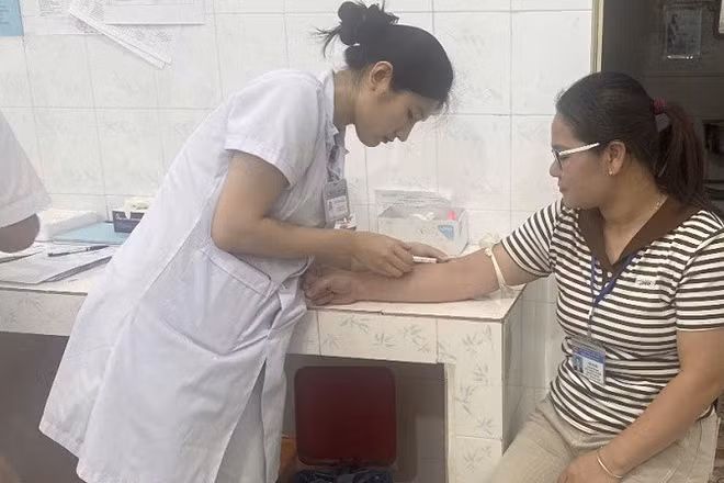 Cán bộ, nhân viên Trung tâm Y tế Tuần Giáo tự nguyện hiến máu để bổ sung nguồn máu cấp cứu bệnh nhân V.T.L. 