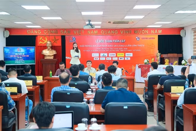 Quang cảnh bốc thăm phân cặp Giải bóng đá Cúp Nhà báo và Công luận lần thứ V. (Ảnh: TIẾN ĐẠT)