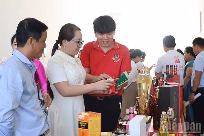 Đại diện các doanh nghiệp giới thiệu sản phẩm OCOP tiêu biểu.