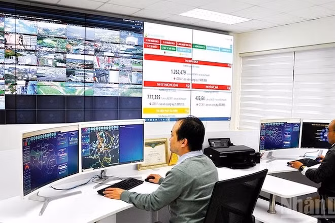 Xử lý thông tin tại Trung tâm điều hành thông minh IOC Lâm Đồng.