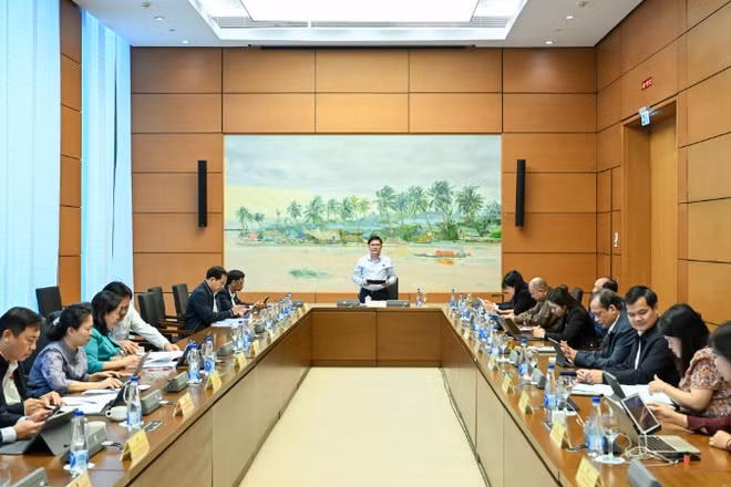 Đại biểu Quốc hội thảo luận tại tổ về dự án Luật Quy hoạch (sửa đổi). (Ảnh: DUY LINH)