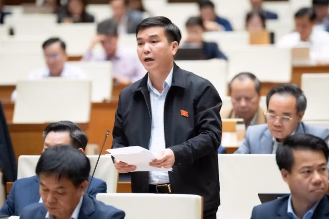 Đại biểu Hà Sỹ Huân (Đoàn Thái Nguyên) phát biểu tại hội trường. (Ảnh: QH)