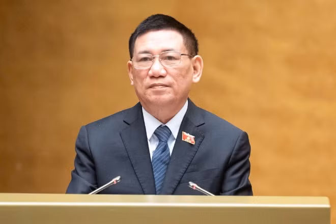 Phó Thủ tướng Chính phủ Hồ Đức Phớc trình bày Tờ trình. (Ảnh: DUY LINH)