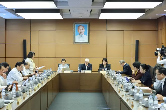 Đại biểu Quốc hội thảo luận ở tổ về chủ trương đầu tư Chương trình mục tiêu quốc gia hiện đại hóa, nâng cao chất lượng giáo dục và đào tạo giai đoạn 2026-2035. (Ảnh: DUY LINH)