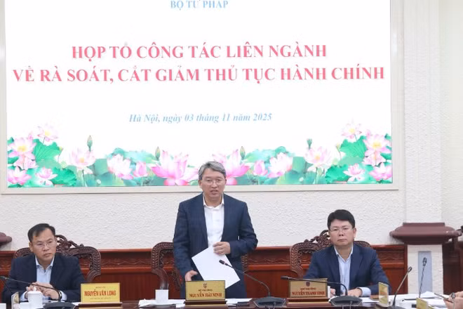 Bộ trưởng Tư pháp Nguyễn Hải Ninh, Tổ trưởng Tổ Công tác liên ngành rà soát, đánh giá thủ tục hành chính trên phạm vi toàn quốc đã chủ trì cuộc họp Tổ công tác liên ngành. (Ảnh: TH)