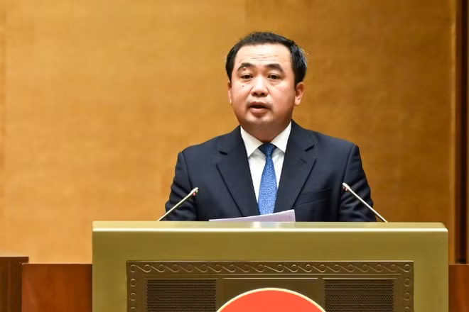 Bộ trưởng Nông nghiệp và Môi trường Trần Đức Thắng trình bày Tờ trình dự thảo Nghị quyết. (Ảnh: DUY LINH)