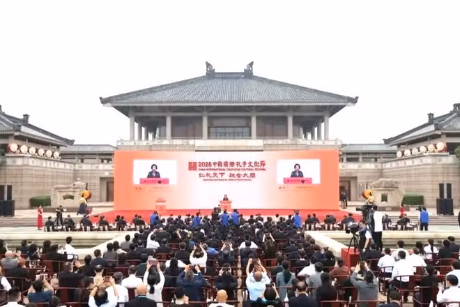 Bà Tôn Xuân Lan, nguyên Phó Thủ tướng Quốc vụ viện Trung Quốc, tuyên bố khai mạc Lễ hội văn hóa Khổng Tử quốc tế Trung Quốc năm 2026. (Ảnh: Dazhong Xinwen)