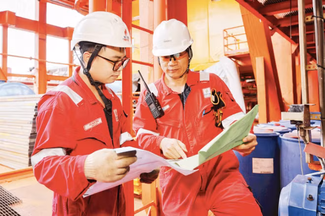 Các kỹ sư, người lao động làm việc trên giàn khoan dầu khí.