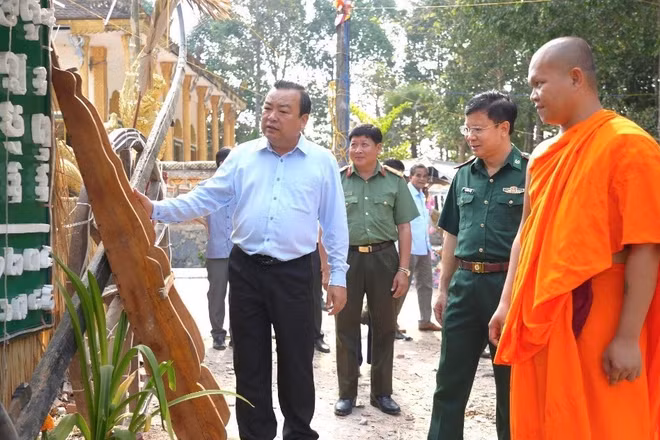 Phó Bí thư Tỉnh ủy Tây Ninh Phạm Hùng Thái trao đổi với người có uy tín trong đồng bào Khmer (Nguồn ảnh: Minh Anh)