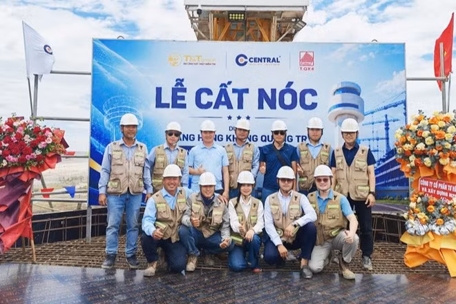 Lễ cất nóc Đài kiểm soát không lưu tại dự án Cảng hàng không Quảng Trị.