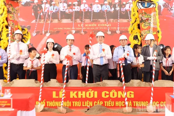 Ủy viên Trung ương Đảng, Chủ tịch Ủy ban nhân dân tỉnh Lâm Đồng Hồ Văn Mười cùng các đại biểu tham dự thực hiện nghi thức khởi công Dự án Trường phổ thông nội trú liên cấp tiểu học và trung học cơ sở xã Đắk Wil.