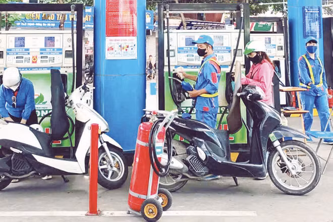 Người dân mua xăng E10 tại cửa hàng kinh doanh xăng dầu trên phố Thái Thịnh, Hà Nội.