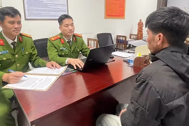Công an lấy lời khai của đối tượng có hành vi cướp tài sản công dân.