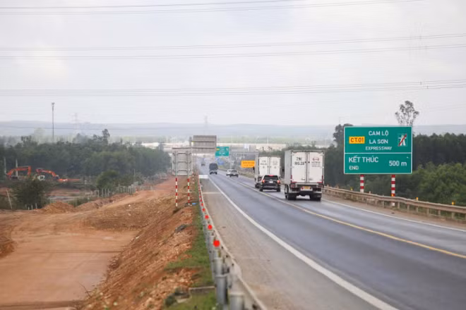 Tuyến cao tốc Cam Lộ-La Sơn đang thi công mở rộng.