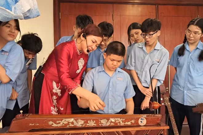 Các bạn nhỏ Trường Chuyên biệt Khiếm thính Hy vọng Bình Thạnh trải nghiệm các hoạt động trong khuôn khổ lễ hội. (Ảnh: THÙY DƯƠNG)