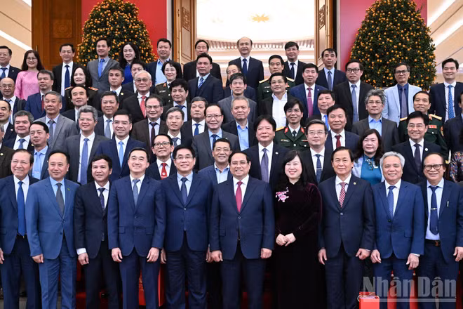 Thủ tướng Chính phủ Phạm Minh Chính chụp ảnh lưu niệm cùng đại diện các nhà khoa học tiêu biểu trong lĩnh vực y tế, Giám đốc các bệnh viện Trung ương nhân Kỷ niệm 71 năm Ngày Thầy thuốc Việt Nam (27/2).