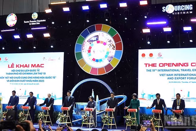 Các đại biểu thực hiện nghi thức khai mạc Hội chợ du lịch quốc tế Thành phố Hồ Chí Minh-ITE HCMC 2025. (Ảnh: LINH BẢO)