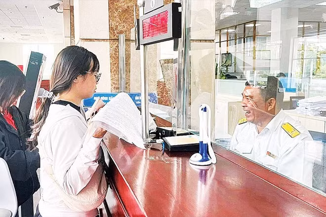 Người dân được hướng dẫn làm thủ tục tại Thuế Thành phố Hồ Chí Minh. (Ảnh: ANH TUẤN)