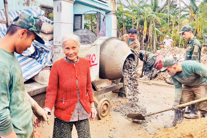 Bà Võ Thị Xạc xúc động khi được những người lính xây dựng nhà mới sau trận lũ lịch sử.