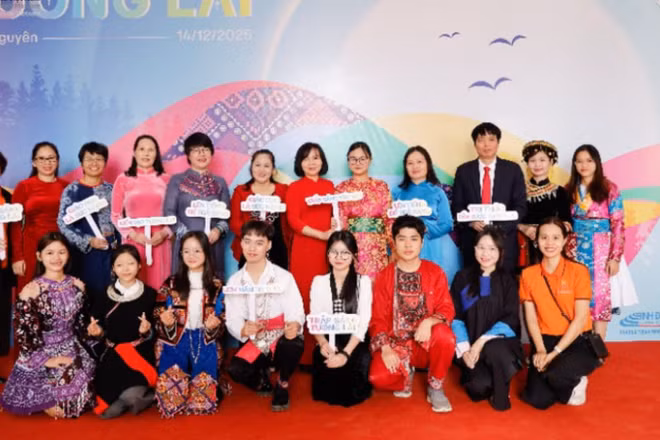 Đại diện Bảo tàng Phụ nữ Việt Nam và các cán bộ, chuyên gia có mặt để chia sẻ, khuyến khích các em sinh viên Trường đại học Sư phạm-Đại học Thái Nguyên.